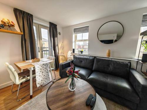Leeds Apartment | Riverside Retreat Leeds City Location Modern 2-Bed 2-Bath Townhouse & Free Parking