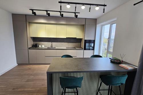 Targoviste Apartment | Riverside Retreat with a Beautiful View
