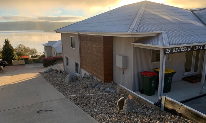 East Jindabyne Cabin | Riverstone Lodge Jindy