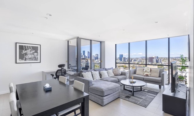 Milton Apartment | Riverview 3Beds | 2 Carparks | 1Min to Train&Cafe