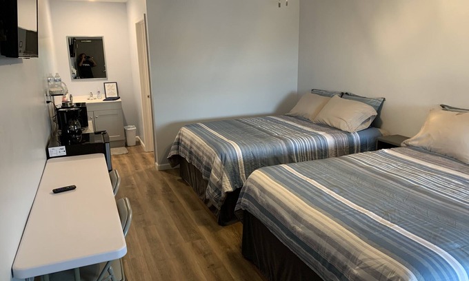 Warsaw Hotel | Rm 3 - Waterfront Double Queen/2nd floorn