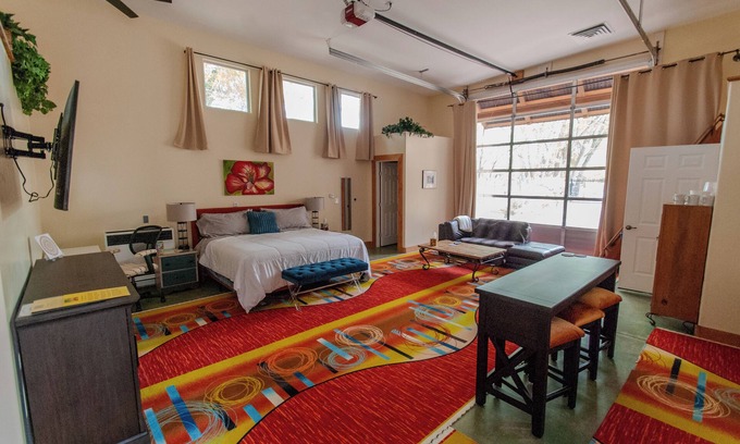 Los Ranchos de Albuquerque Apartment | Roadrunner RV Studio @ SantuaRio Grande - Fun & Spacious Studio+Kitchenette