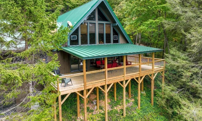 Robbinsville House | Robbinsville Vacation Rental with Covered Balcony