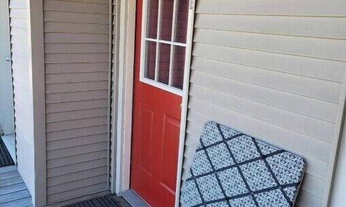 East Haven Rutland County Apartment | Roberts ave. Immaculate Rental For Nurses Apt D