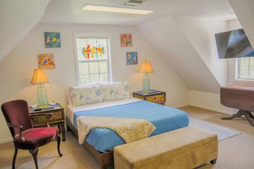 Bay City Apartment | Robin's Nest- Private Suite on Elegant Grounds