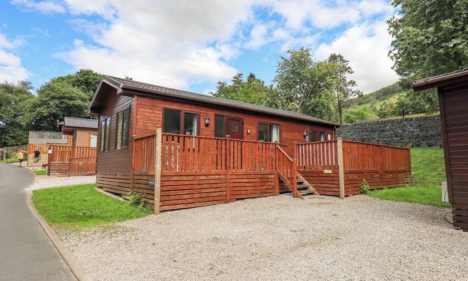 Troutbeck Cottage | ROBIN VIEW LODGE, pet friendly, with hot tub in Windermere