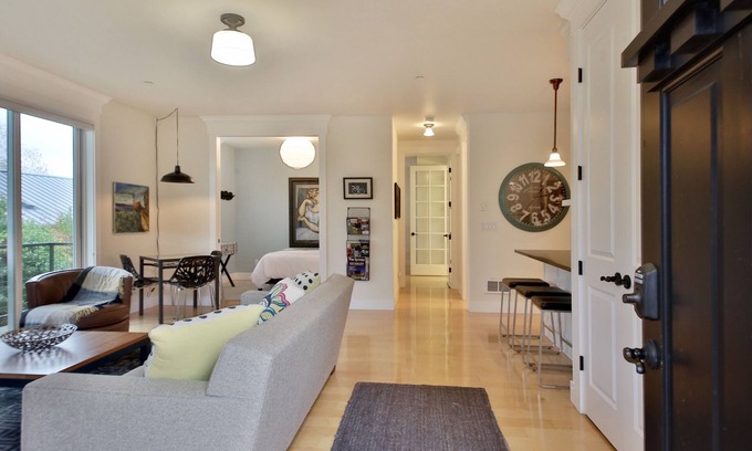Langley Condo | Robins Nest Langley-Modern Condo In Downtown Langley