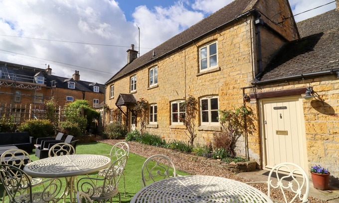Bourton House | ROBINS NEST, pet friendly, with a garden in Bourton-On-The-Water