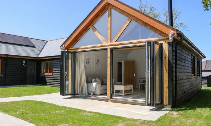 Fareham Cottage | ROBINS NEST, with pool in Titchfield Common