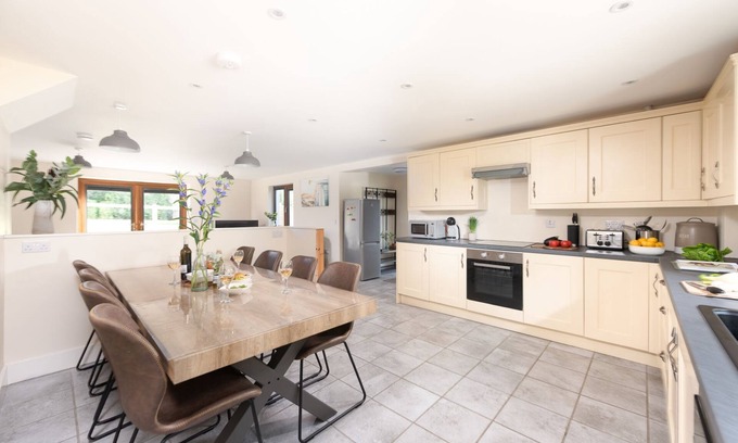 Truro Cottage | Robins Rest - a cottage that sleeps 8 guests in 3 bedrooms