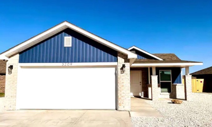 Lubbock House | ROCK&ROLL~KING BED-TEXAS TECH-LUBBOCK- NEW-3 BDRM SLEEPS 6