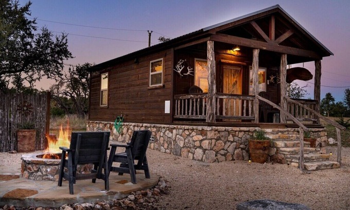 Fredericksburg Cabin | Rockin' R Ranch - 5 Cabins & Sleeps 12