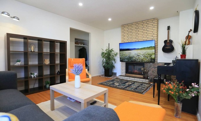 Northwest Calgary House | Rocky Mtn Escape-3 bdrm-near shops, dining, UofC