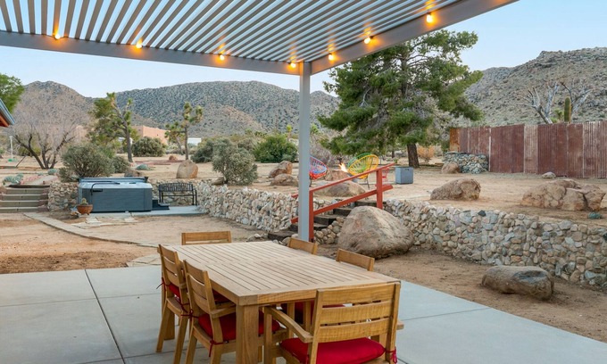 Joshua Tree Highlands House | šµ Rocky Ridge Retreat - Cozy & Colorful Home in Joshua Tree w/Hot Tub, Fire Pit & BBQ šµ