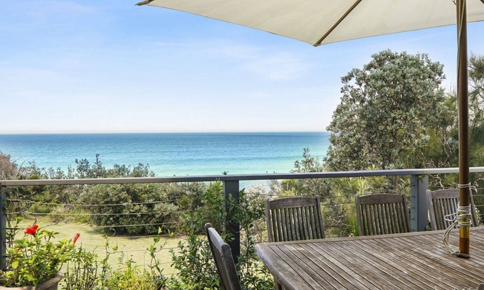 Manyana House | Rockys beach house on the waterfront