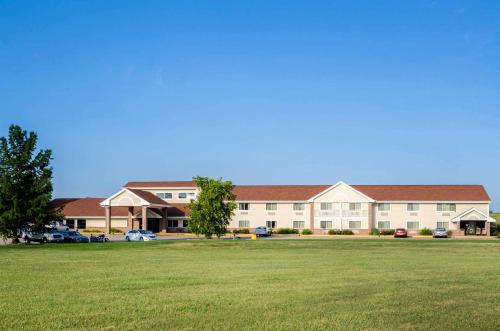 Hesston Hotel | Rodeway Inn and Suites