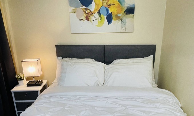 West Ridge Apartment | Rogers Park Cozy 1 bd, 1 bath unit. Gated parking.
