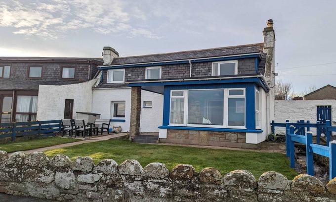 Hilton of Cadboll Cottage | Roggle Roich - A traditional cottage with breath taking views of the sea