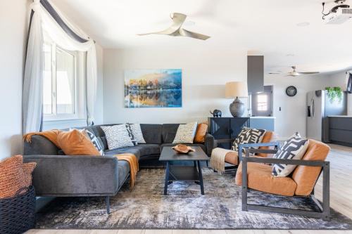Mariposa House | Rolling Oaks Ranch - 200 Acres of Lakeside Beauty & Countryside Serenity