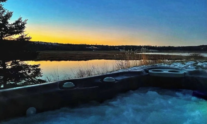 Lawrencetown Hotel | Romantic beach suite with hot tub — 7 min walk from a beautiful sandy beach!