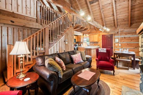 Vesta House | Romantic Cabin Getaway - King Bed - Fast Wi-Fi - Pet-Friendly