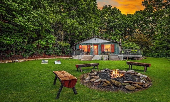 Candler House | Romantic Cabin Hideaway- 50 Private Acres, Hot tub, Blue Ridge Parkway, stream