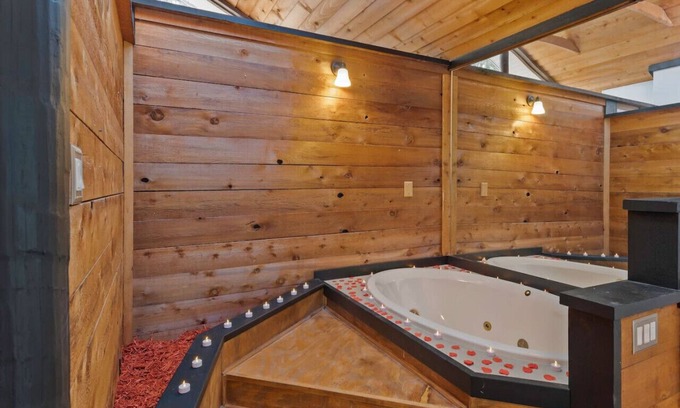 Kissimmee Cabin | Romantic Cabin w/Balcony + Tub + Hammock + Grill