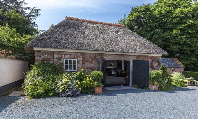 Middelburg House | Romantic cottage for two people, quietly located on the edge of the historic city of Middelburg, the beach easily accessible by bicycle