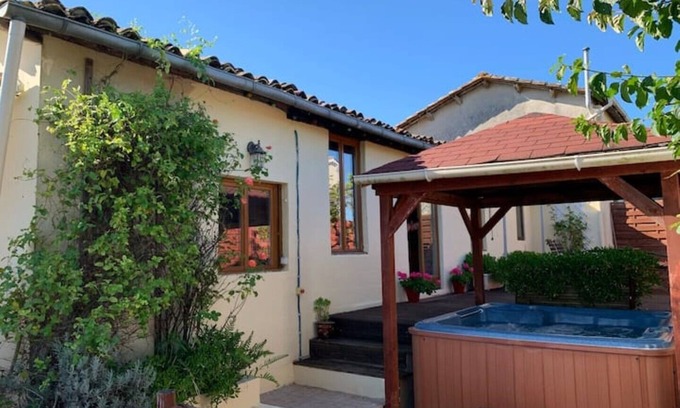 Chatenet House | Romantic Gite-pool, hottub+sauna, wine tasting. Views down the Seugne valley