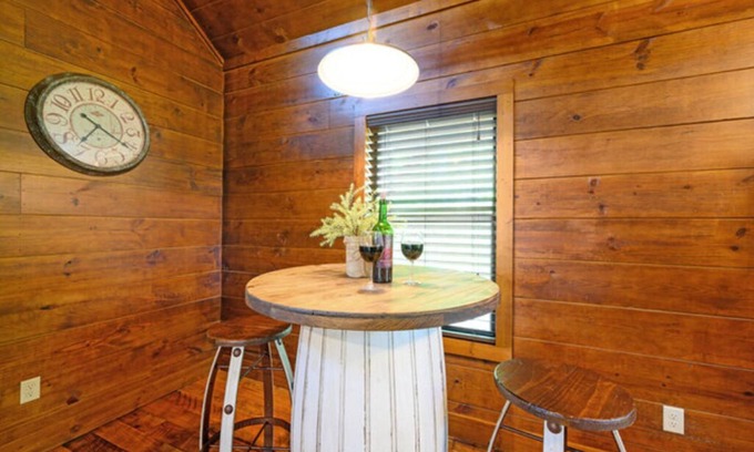 Ringold Cabin | Romantic log cabin w/private heart-shaped hot tub and fireplace for two