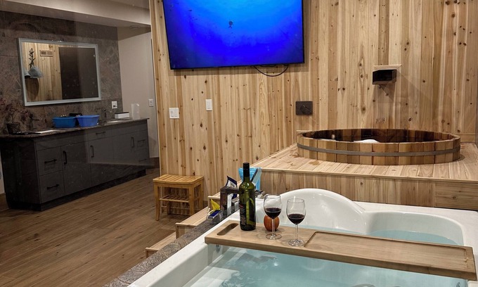 Canmore Bed & Breakfast | Romantic Luxury Retreat w/PRIVATE Sauna & Spa: Steam Shower, Ofuro, FP, pets ok!