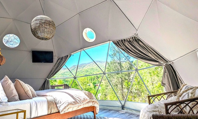 Sylva Apartment | Romantic mountain getaway in Luxury Geodome! HOTTUB!nNatures Dome@SmokyMountain