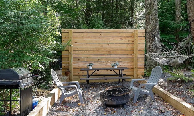 Pocono Pines House | Romantic Pet-Friendly Bungalow Escape