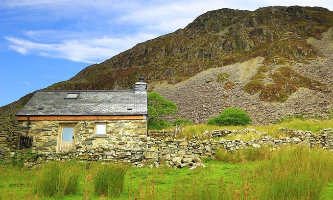 Manod Cottage | Romantic retreat, pet friendly, stunning views, log burner, walks from the door.
