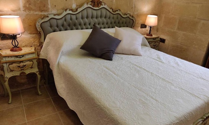 Cospicua House | Romantic Small Townhouse in The Three Cities