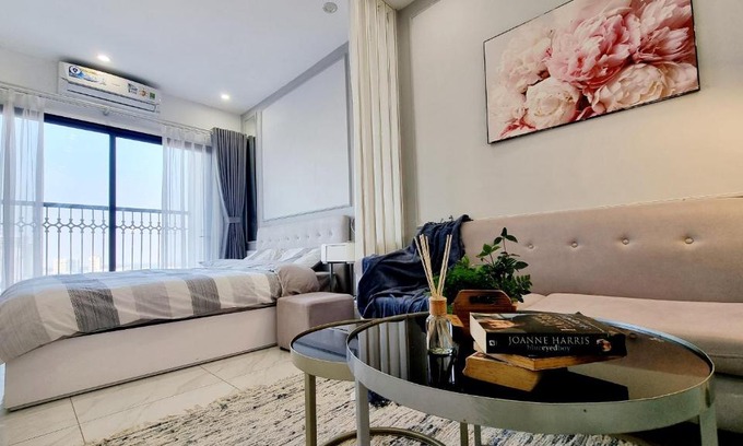 Nhat Tan Apartment | Romantic Studio Apartment with lake view high floor