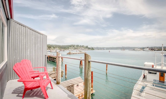 Historic Bayfront Apartment | Romantic Studio in Newport Bayfront, Ocean Views, Spa Tub, Fireplace, Deck