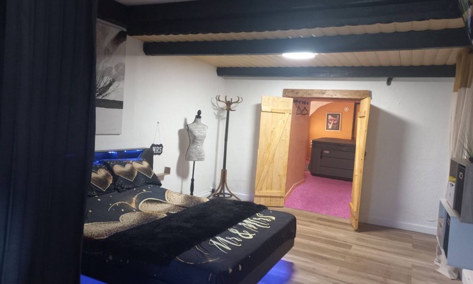 Saint-Crepin Bed & Breakfast | Romantic suite with jacuzzi