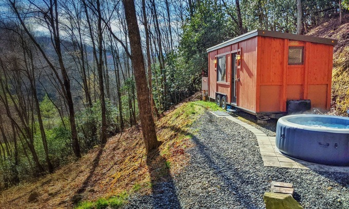 Topton House | Romantic Tiny Home Cabin w/HotTub + Fire Pit, doorstep to adventures and romance
