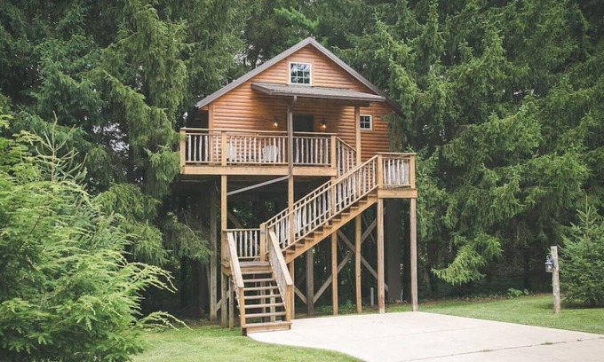 Millersburg Cabin | Romantic Treehouse Getaway with Treetop Views