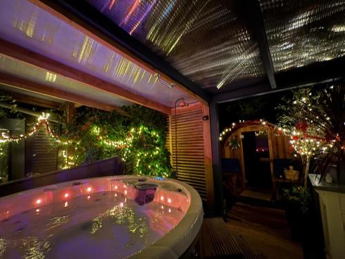 Den Ham Bed & Breakfast | Romantisch Wellness Appartement met privé Hottub Sauna Gamesroom