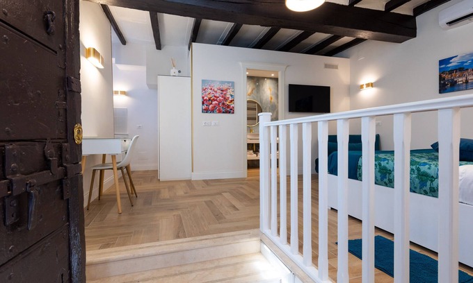 Roman Ghetto House | Rome In Suite, is a holiday home located in the historic center of Rome.