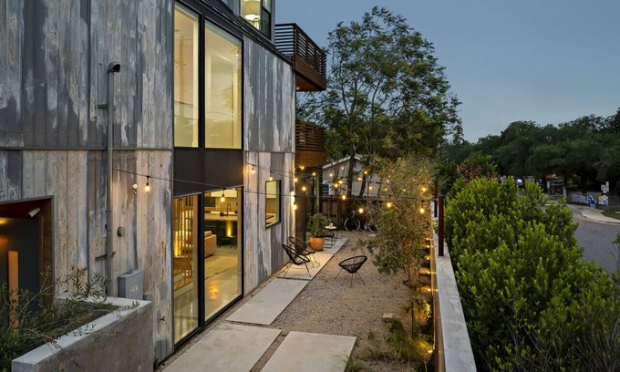 Holly House | Rooftop Deck, DT City Views, Modern Eastside Oasis