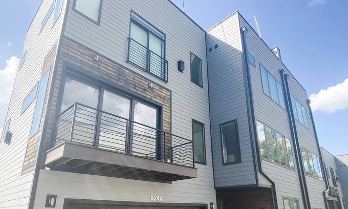 Third Ward House | Rooftop w/hot tub & city skyline views. Full gym!