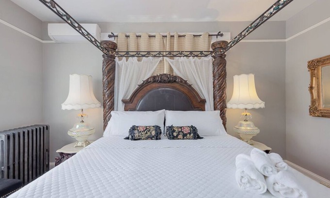 Warwick House | Room 1 at The Warwick Inn – Cozy Elegance in the Heart of Town