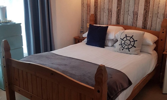 Paignton Bed & Breakfast | Room 1 double en-suite with en-suite shower room