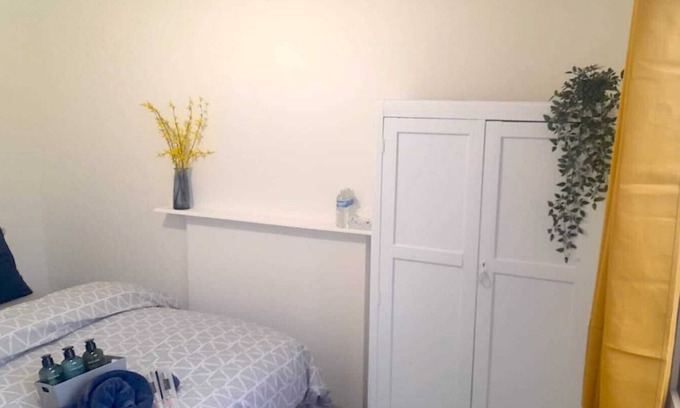 Iver House | Room 4 - Double bed - 2nd floor - Wifi and is a 2 min walk from Iver station