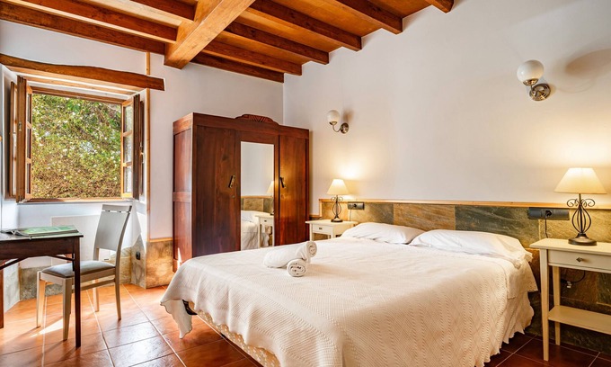 Mondonedo Apartment | Room A Aira Vella in Mondoñedo with shared garden and Wi-Fi