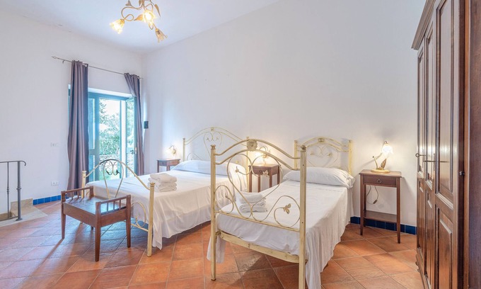 Syracuse Apartment | Room 'Al Palmento Relais - R3' with Shared Pool, Wi-Fi and Air Conditioning