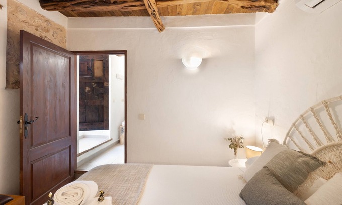 Sant Carles de Peralta Apartment | Room 'Almendro' with Mountain View, Wi-Fi and Air Conditioning